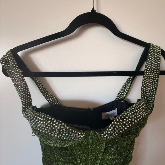 Elegant Green Off-Shoulder Evening Gown - Picture 2 of 7